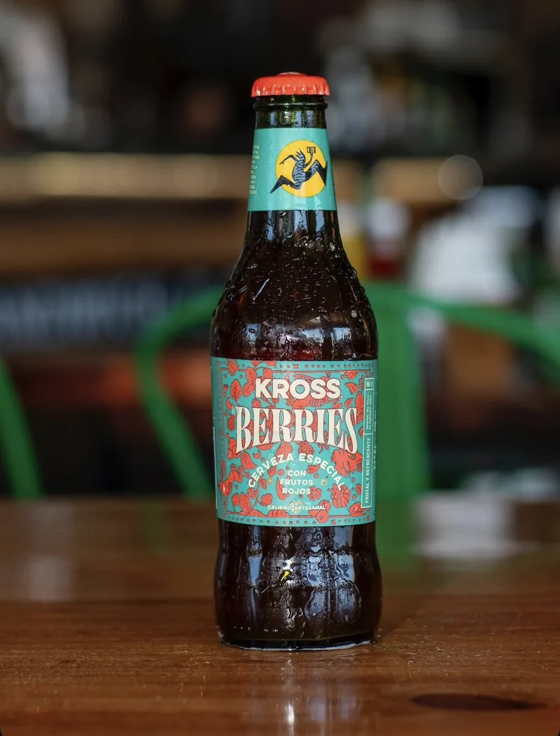 Botella de Kross Berries sobre la mesa