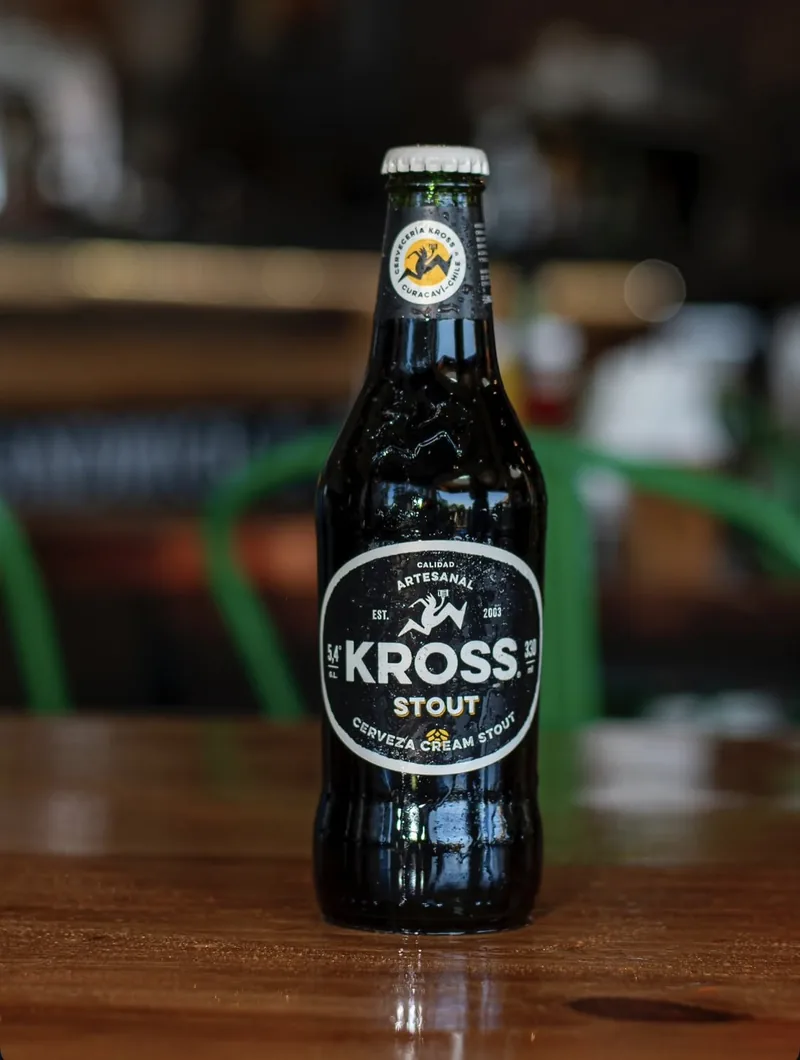 Botella de Kross Stout sobre la mesa