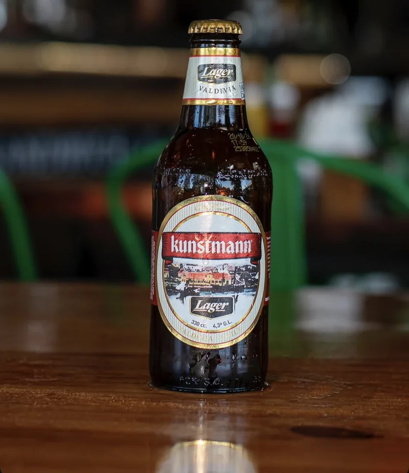 Botella de Kunstmann Lager sobre la mesa