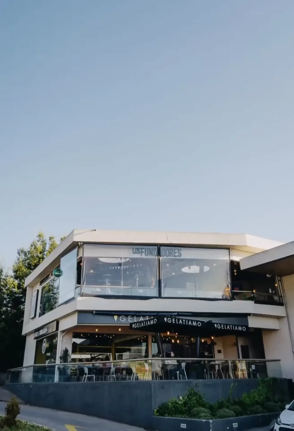 El edificio de Camino El Venado 620, con el letrero de Los Fundadores en los ventanales